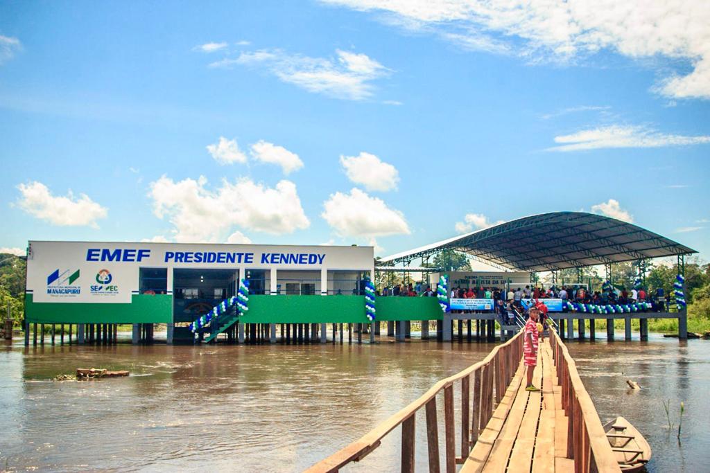 Omar prestigia inauguração de escola construída sobre a água em Manacapuru