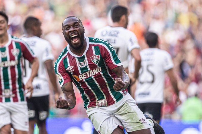 Fluminense goleia Corinthians e dá salto na classificação no Brasileiro