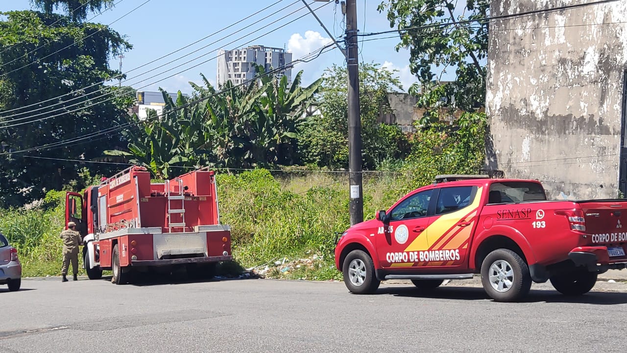 Casa abandonada pega fogo na zona Sul de Manaus