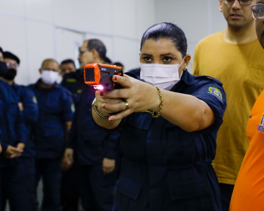 Guardas municipais fazem treino com arma de choque em Manaus