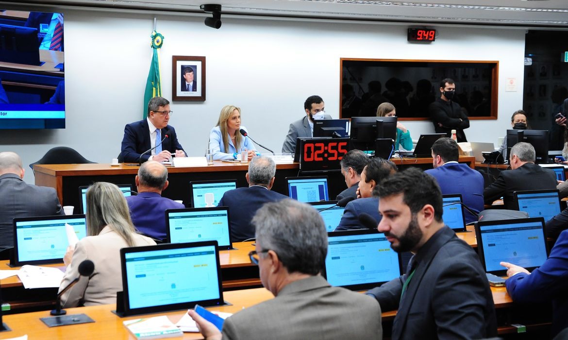 Comissão especial da Câmara aprova PEC que concede benefícios sociais