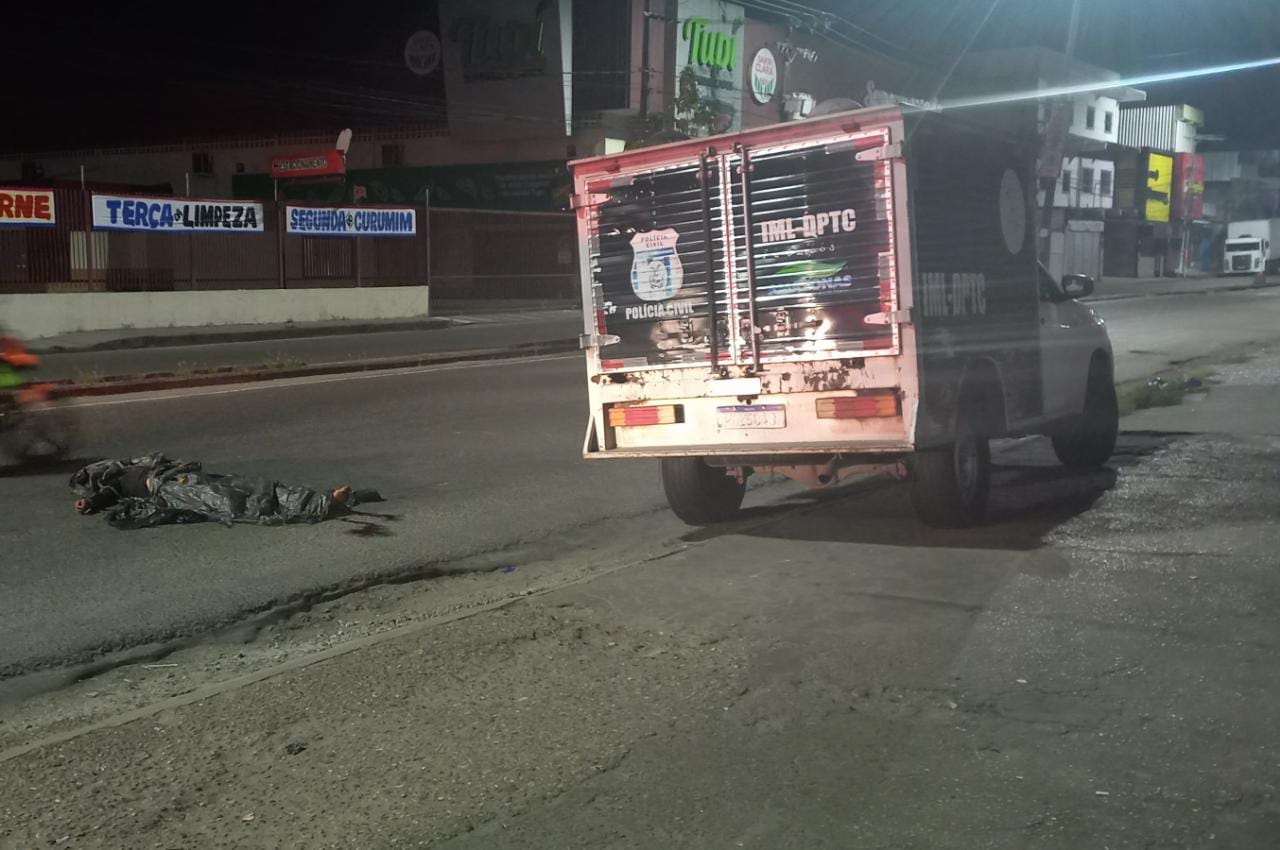 Homem é morto enquanto caminhava de madrugada em área comercial de Manaus