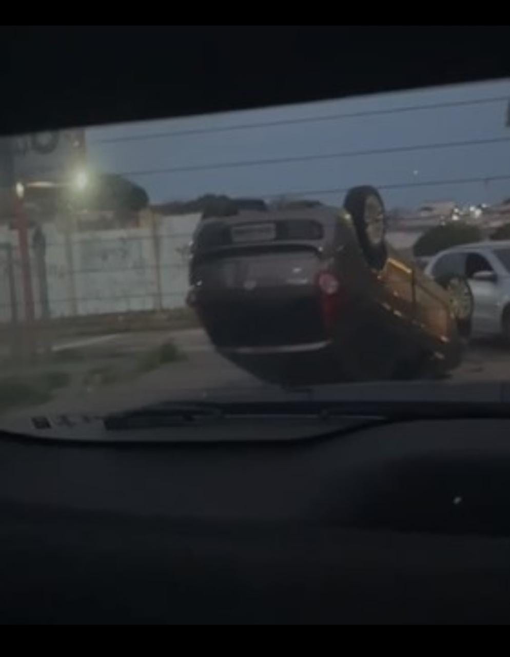 Motorista perde o controle e capota carro após acidente no centro de Manaus