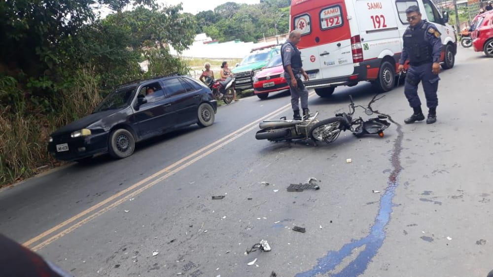 Motociclista vai parar em cima de carro após ser arremessado durante acidente em Manaus