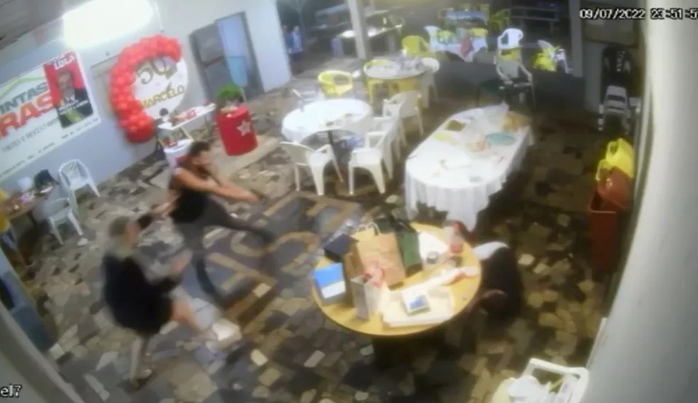 Vídeo mostra momento em que bolsonarista invade festa e mata petista