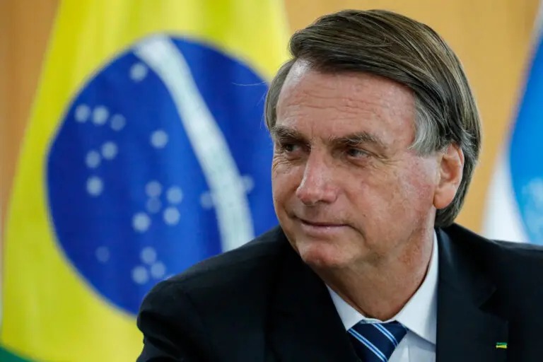 Bolsonaro cobra investigação de morte de petista e culpa esquerda por violência