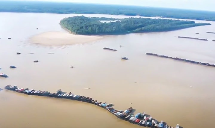 Dragas de garimpo ilegal voltam a se estabelecer no Rio Madeira no Amazonas