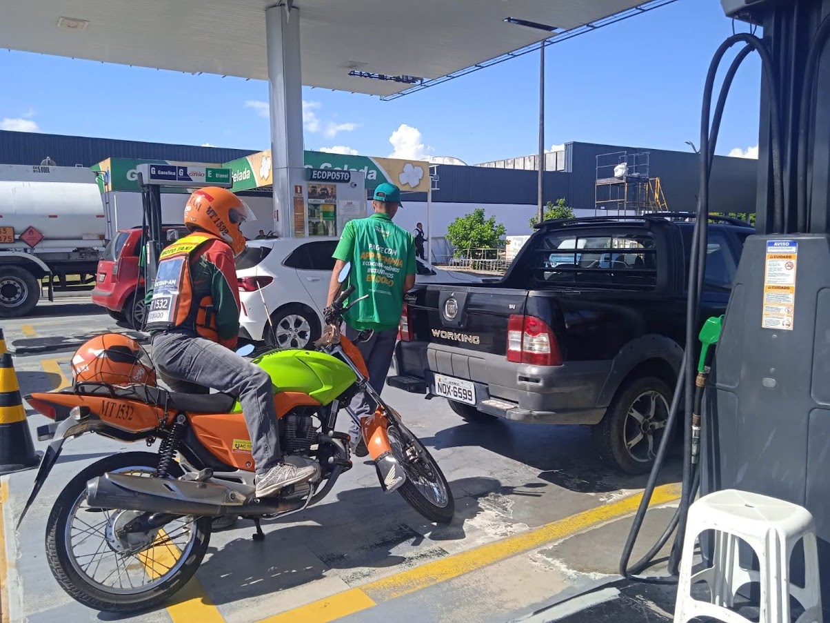 Lula assina MP que prorroga isenção de imposto sobre gasolina e diesel