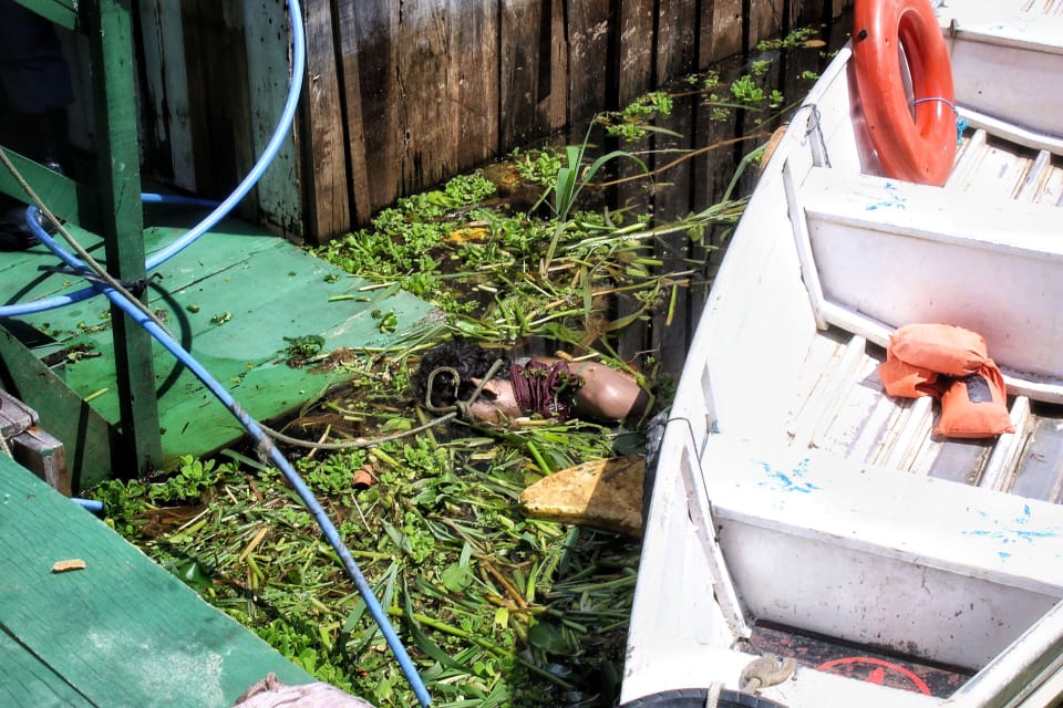 Moradores encontram corpo de homem boiando no meio do rio em Manaus