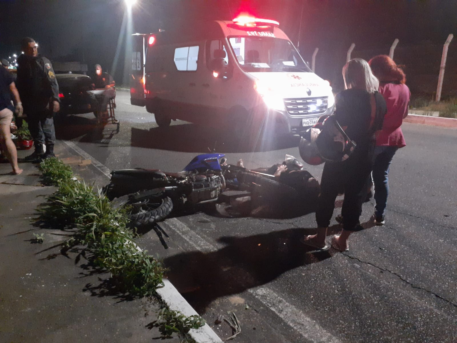 Motociclistas são arremessados em avenida durante grave acidente em Manaus