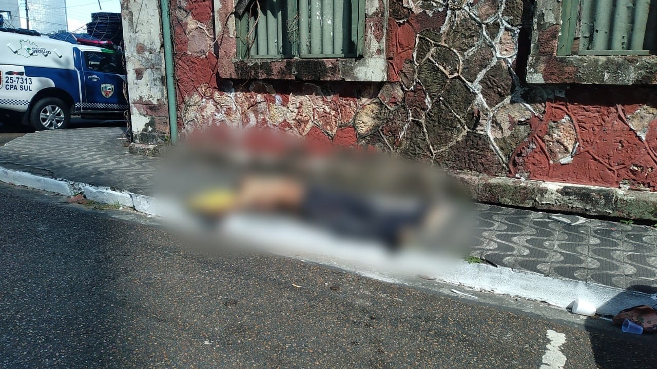 Corpo de homem é arremessado de carro no Centro de Manaus