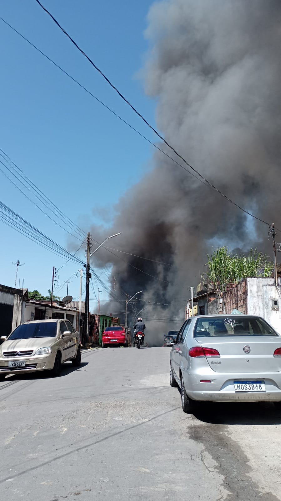 Incêndio deixa populares em pânico em Manaus; veja vídeos