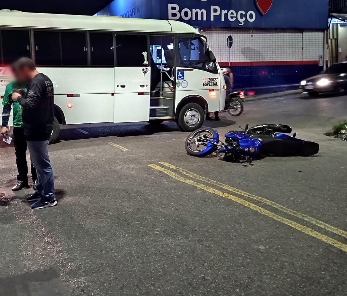 Casal em motocicleta fica ferido após acidente com rota em Manaus