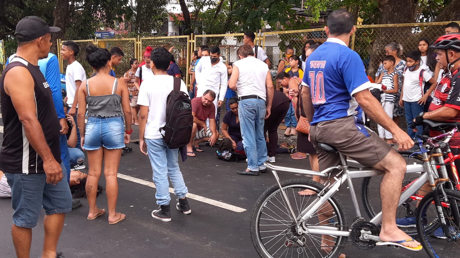 Mãe e filho são atropelados na frente de escola infantil em Manaus