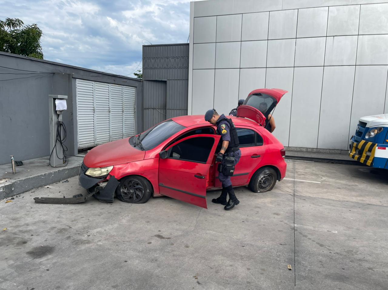 Bêbado, homem avança na contramão e causa acidente na av. Constantino Nery