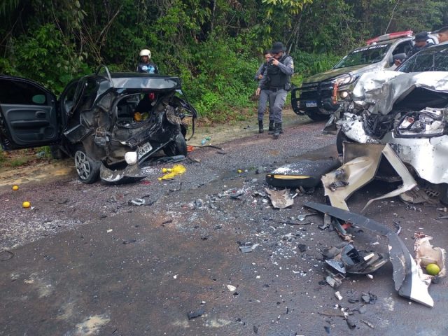 Carros batem de frente e deixam feridos em grave acidente na AM-010