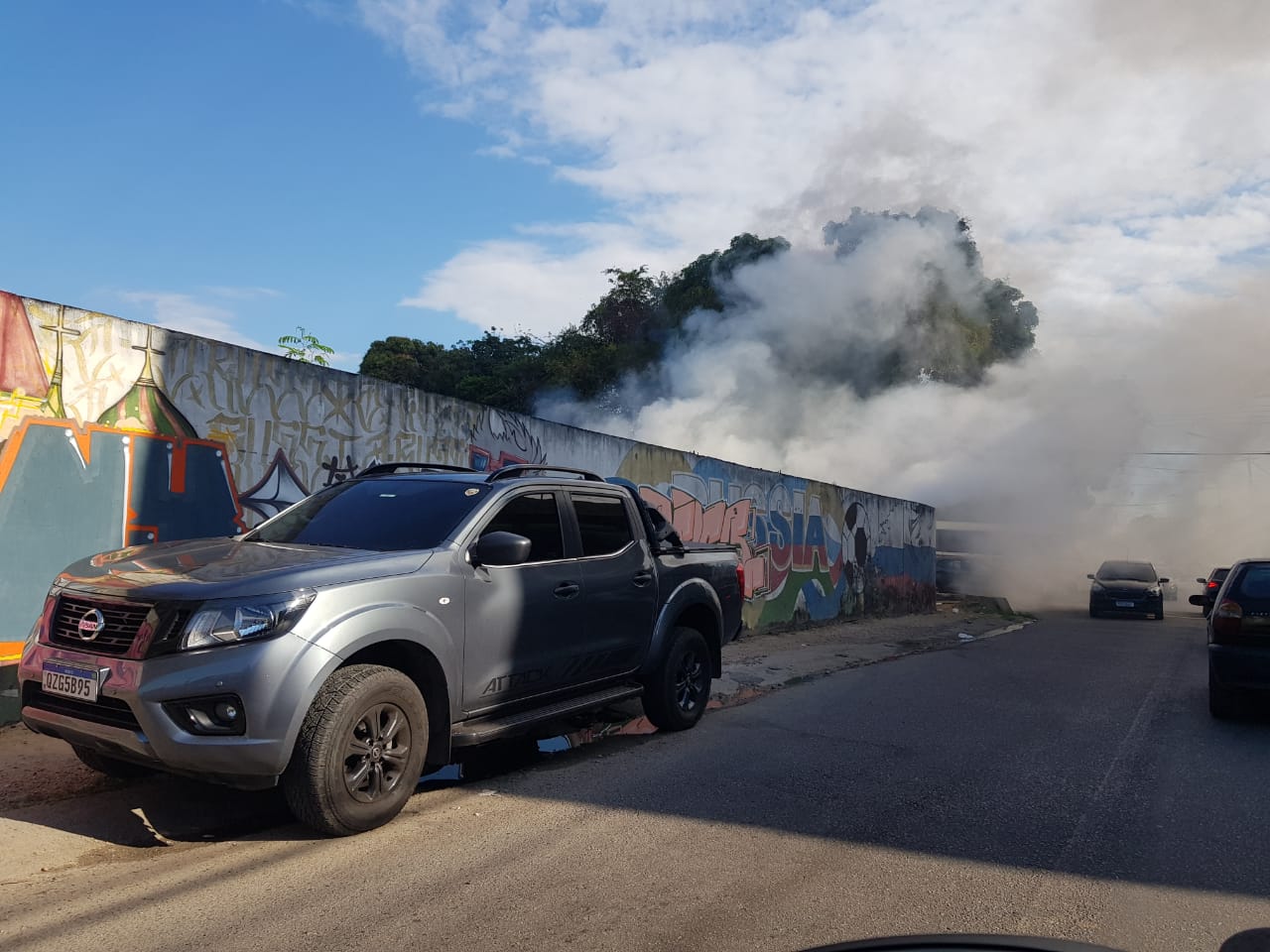 Vídeo: Incêndio em terreno baldio assusta moradores em rua de Manaus