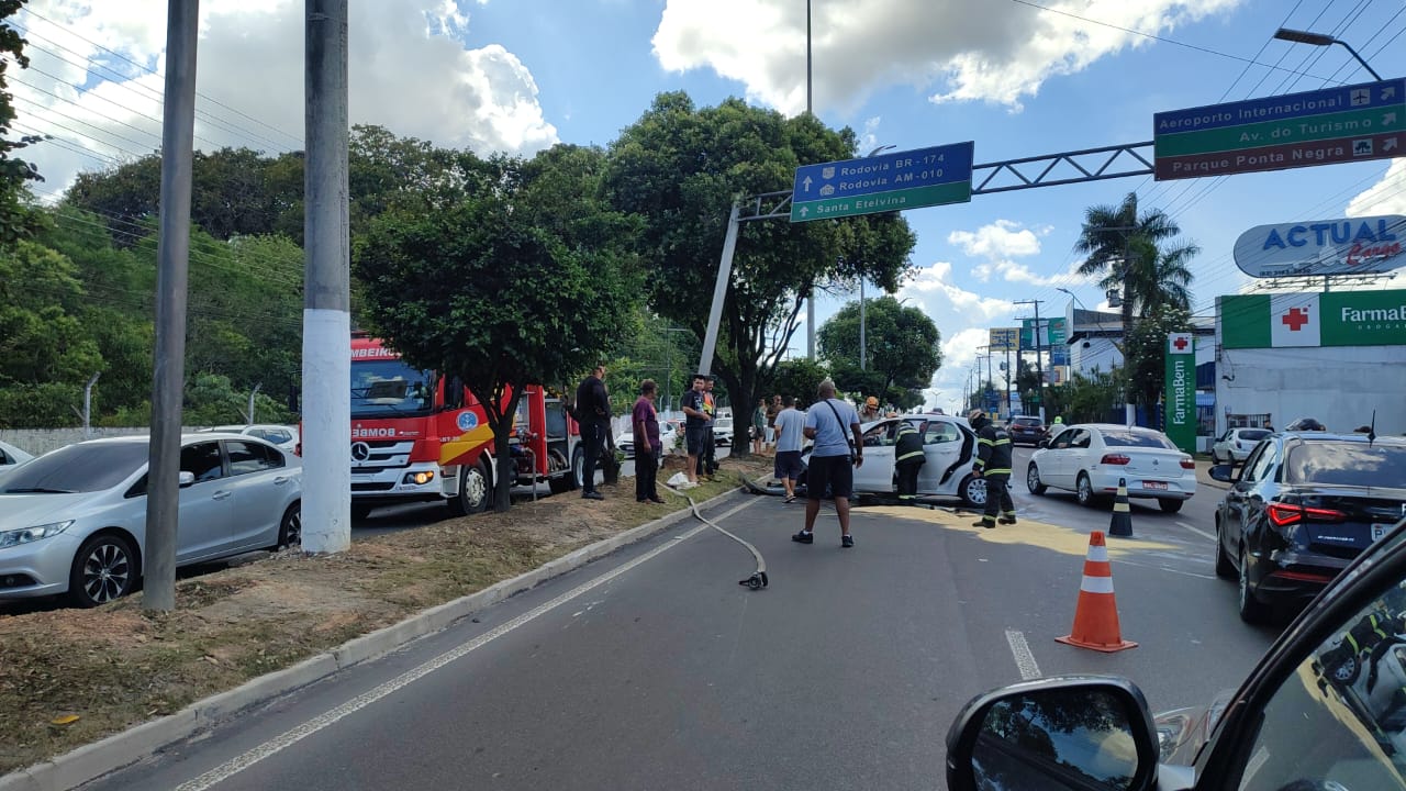Mulher fica presa às ferragens após acidente em avenida de Manaus  