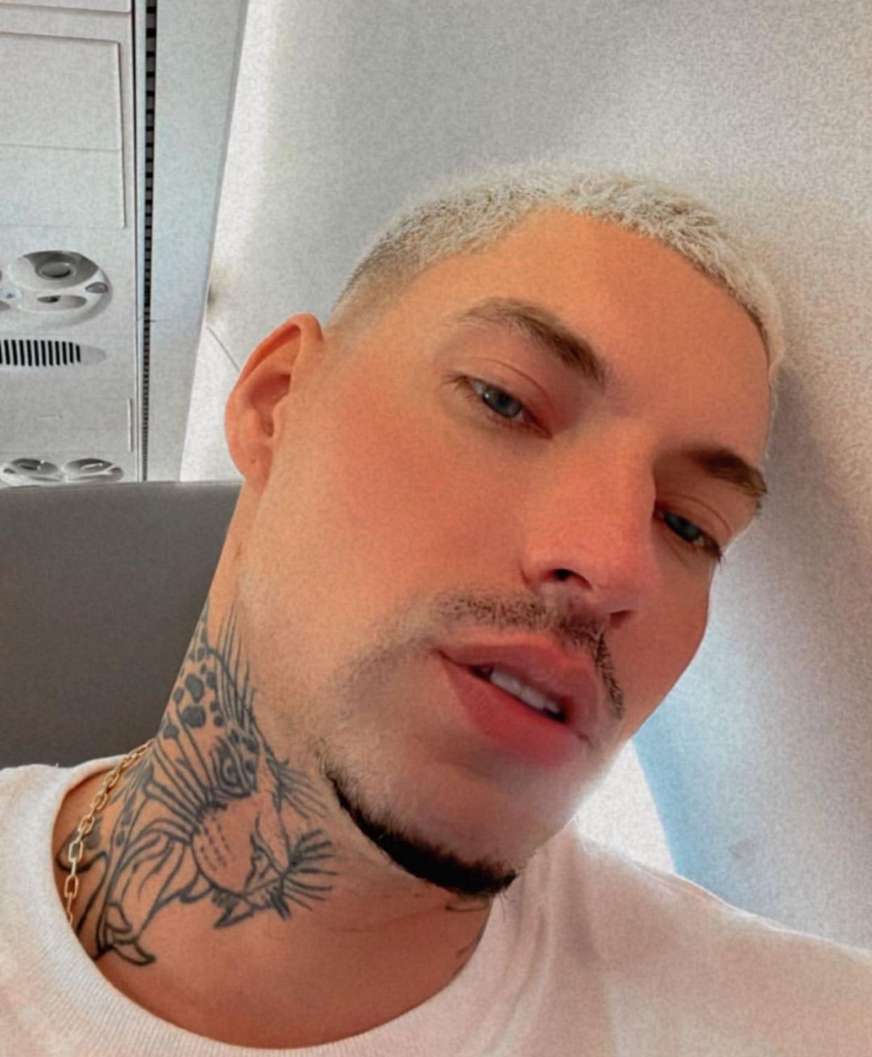 Filipe Ret se pronuncia após empurrar fã do palco: 'autodefesa'