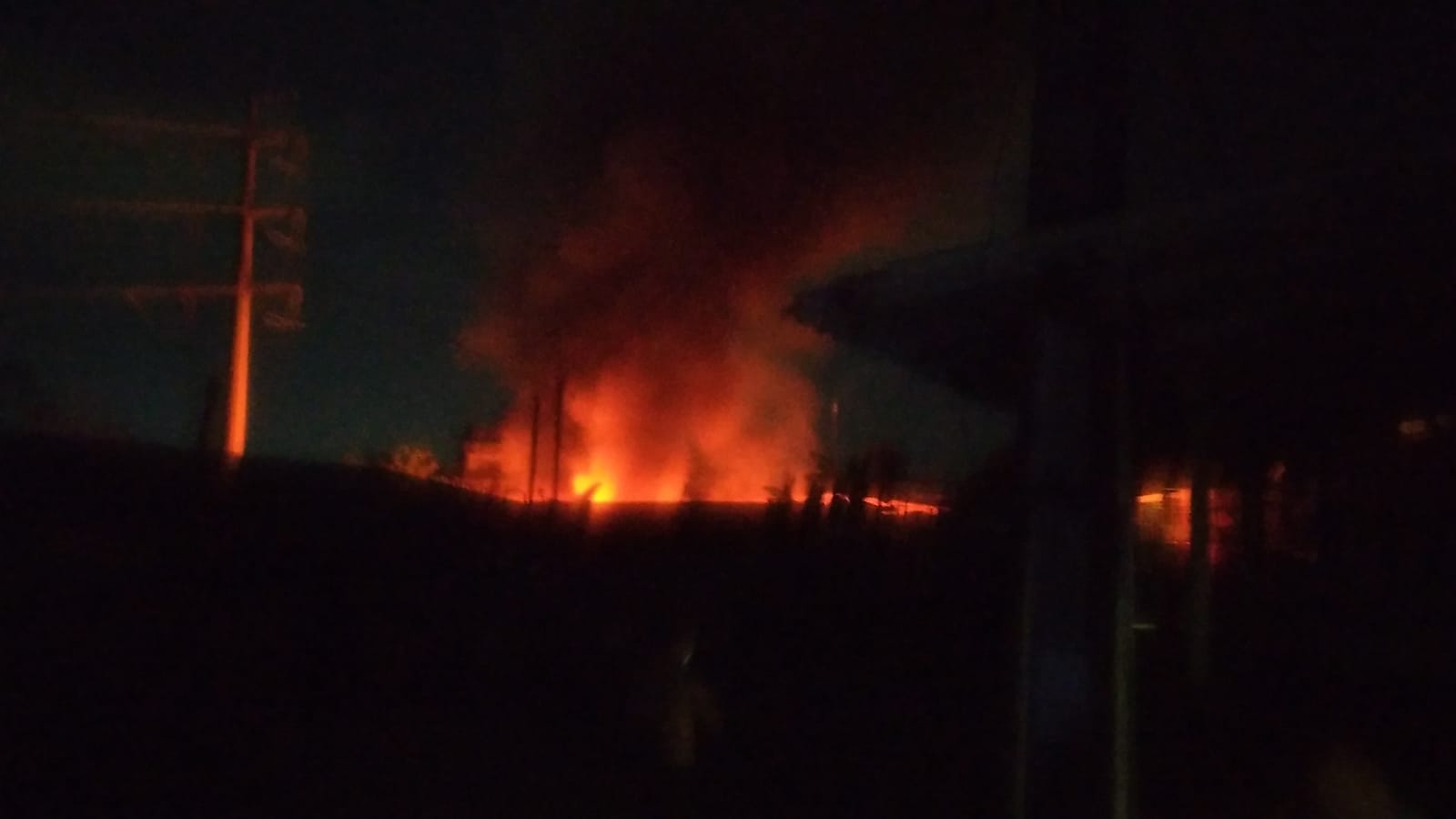13 famílias ficam desabrigadas após incêndio devastar casas em Manaus