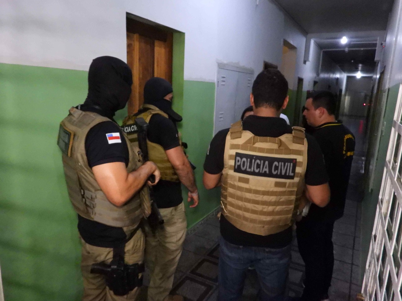 Homem é preso com espingarda dentro de quarto de pousada em Manaus 