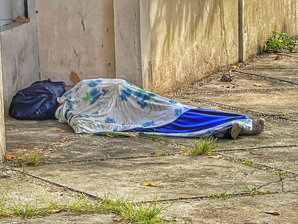 Com sangue na cabeça, homem é achado morto em calçada em Manaus