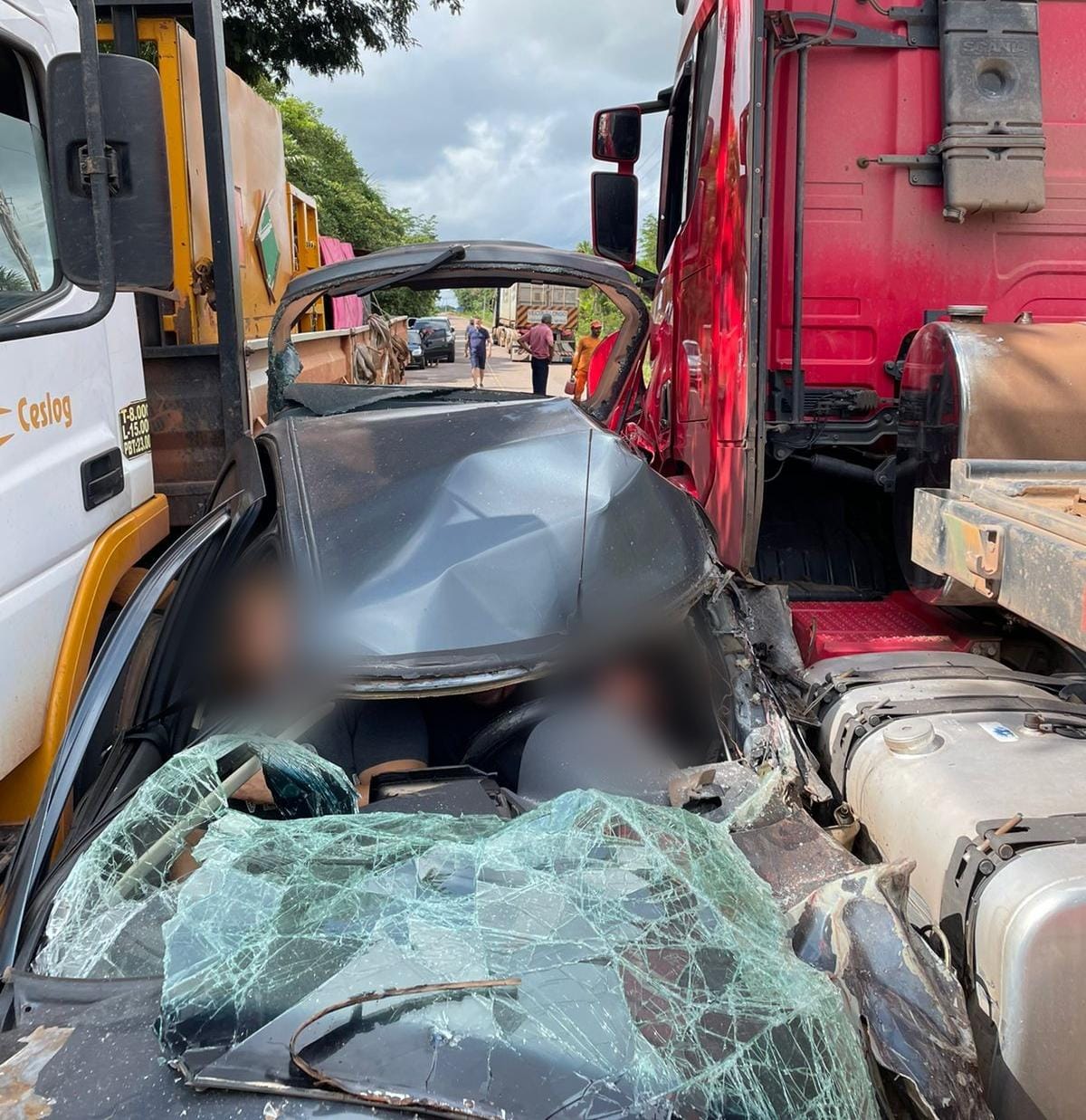 Vídeos: Carro é prensado entre carretas e vítimas ficam presas às ferragens na BR-174