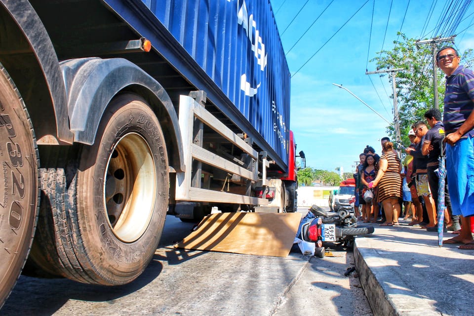 Motociclista de aplicativo morre ao tentar ultrapassar carreta em Manaus