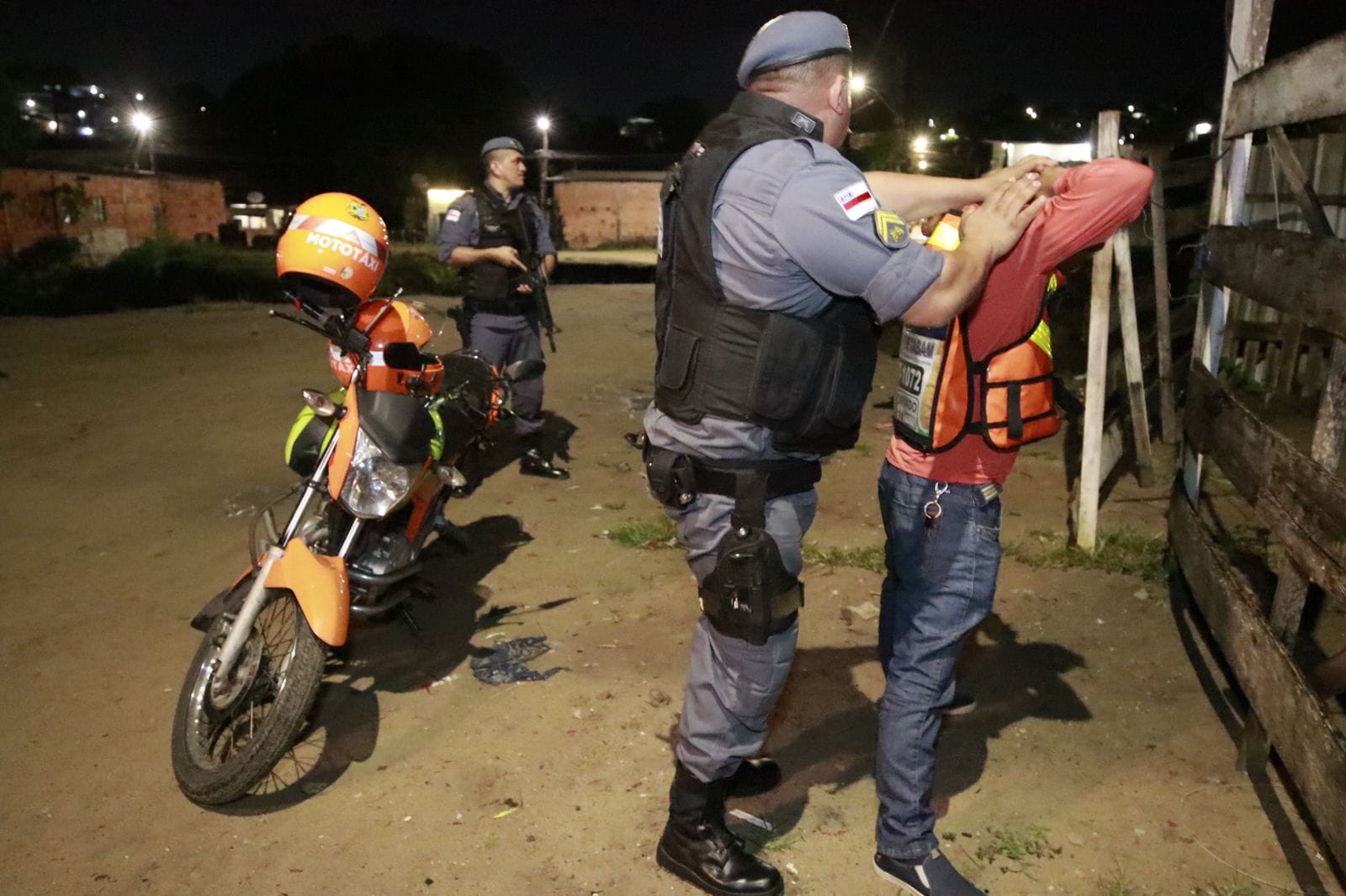 Operação da PM prende 3 pessoas, apreende armas e carro roubado em Manaus 