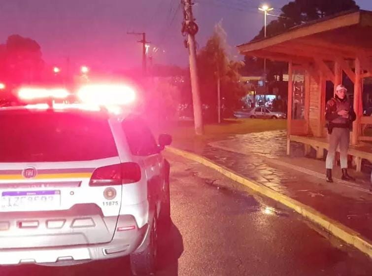 Pedreiro quebra parada após ônibus demorar para passar