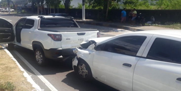 Carro fica destruído durante acidente em avenida de Manaus; vídeo