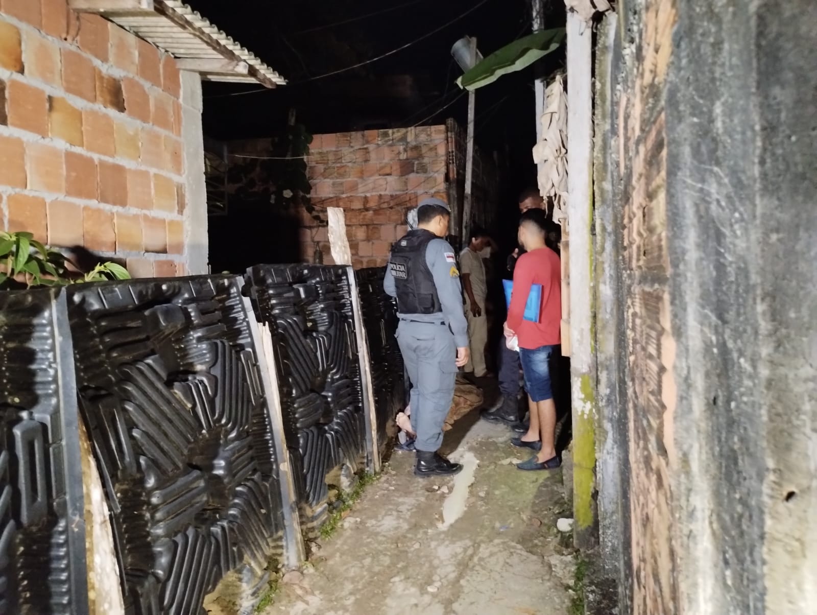Criminosos matam jovem a tiros em beco de Manaus