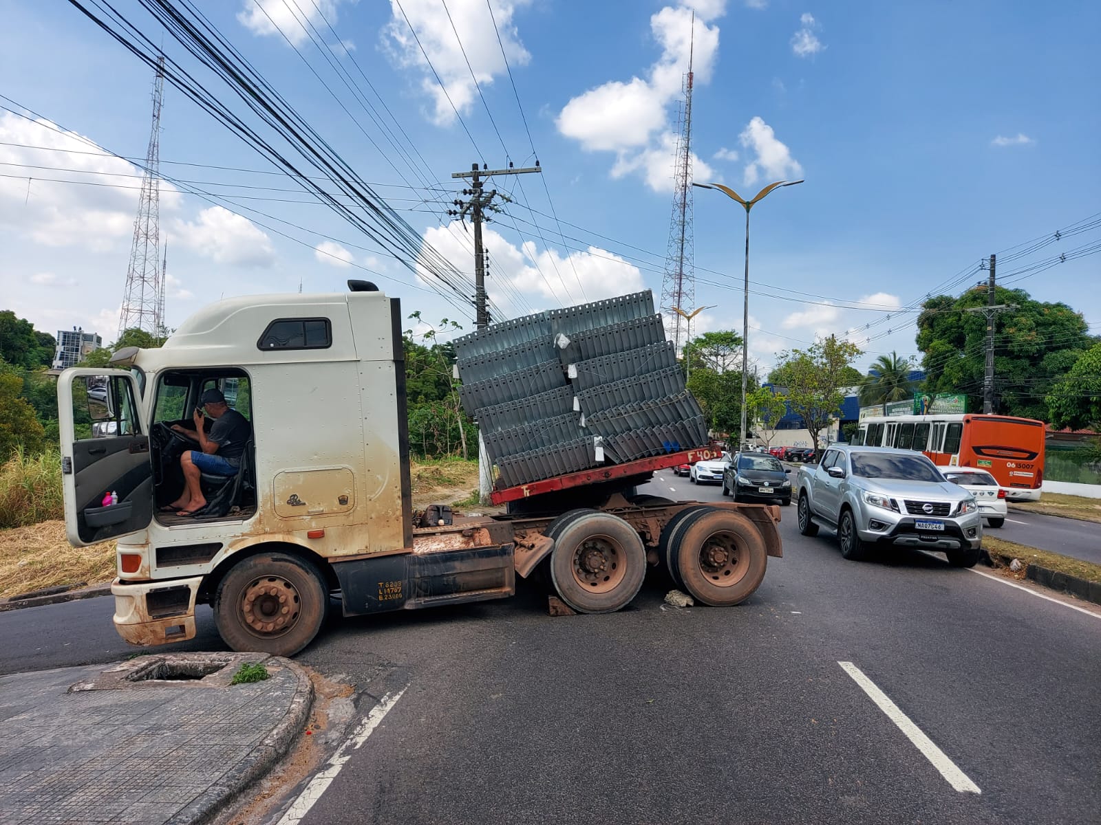 Carreta não consegue fazer curva e trava trânsito em avenida de Manaus