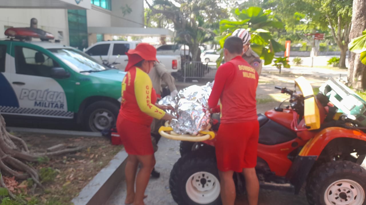 Jovem que se afogou na Ponta Negra teve convulsão enquanto brincava na água