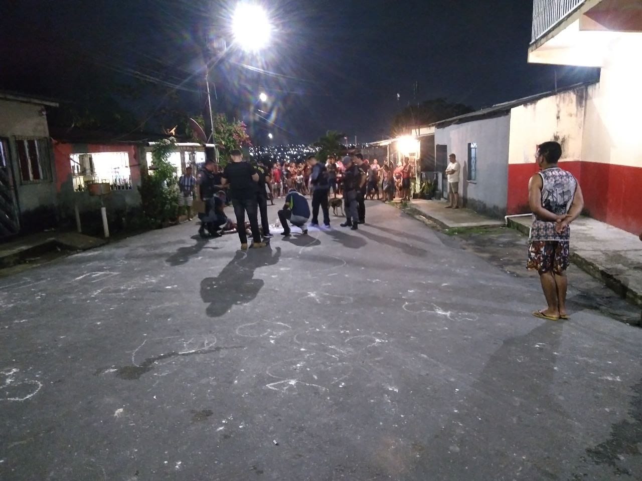 Adolescente morre em tiroteio enquanto deixava a namorada em casa em Manaus