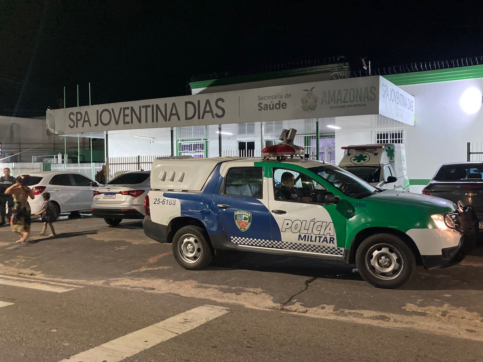 Homem é crivado de balas enquanto conversava com amigos na Compensa