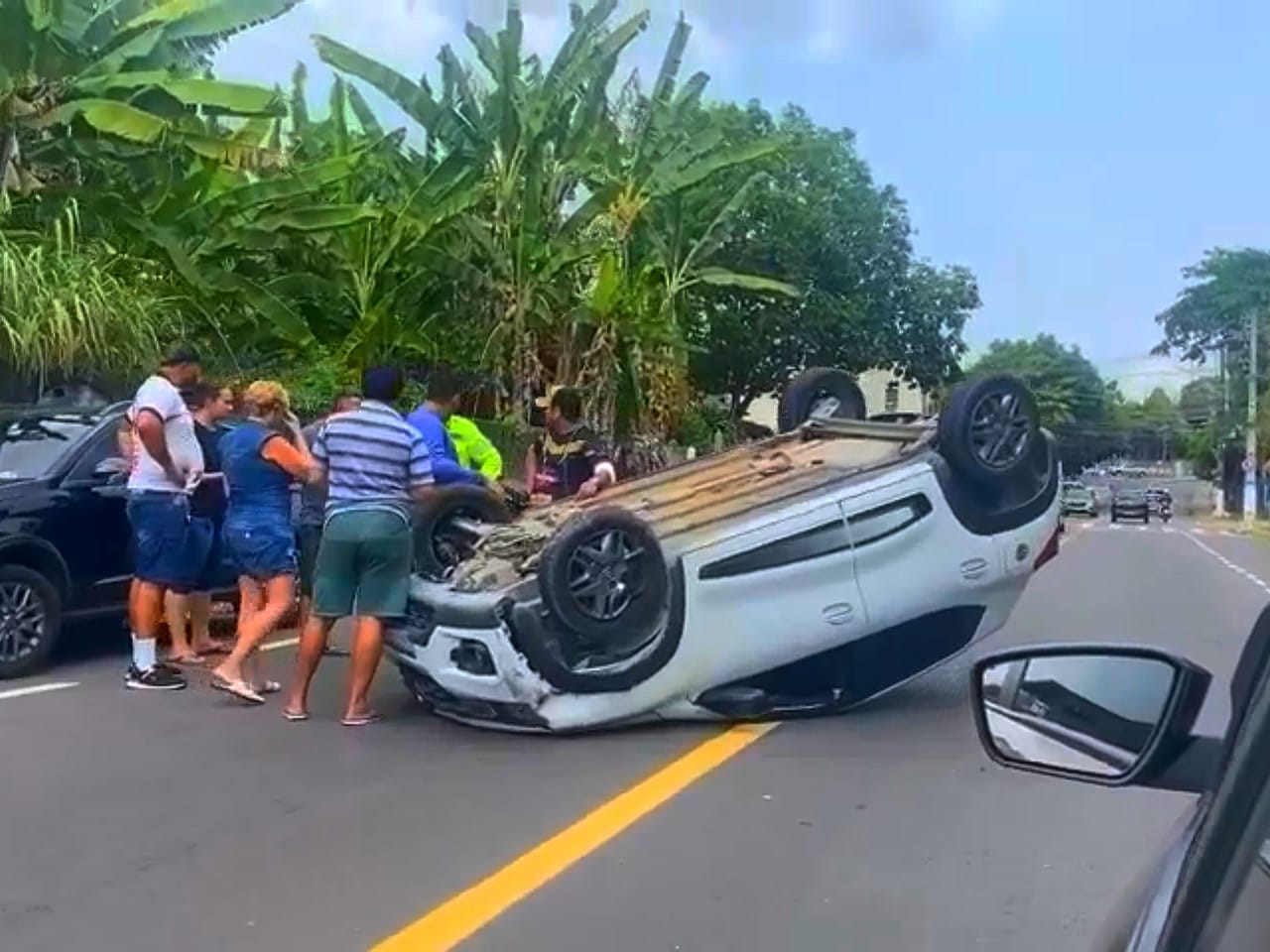 Motorista perde controle e capota carro em Manaus