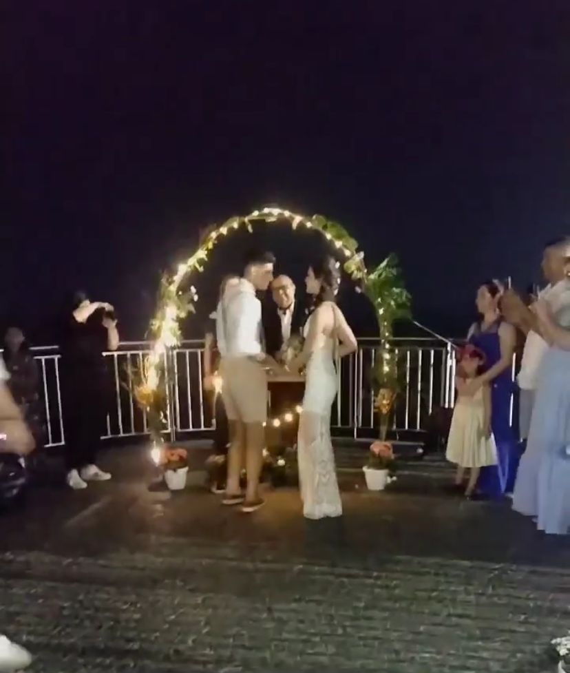 Vídeo: Noivos chamam atenção ao celebrarem casamento na Ponta Negra