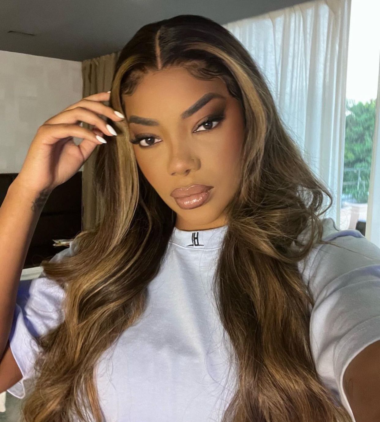 Ludmilla perde a paciência com erros técnicos e deixa o palco no Farraial