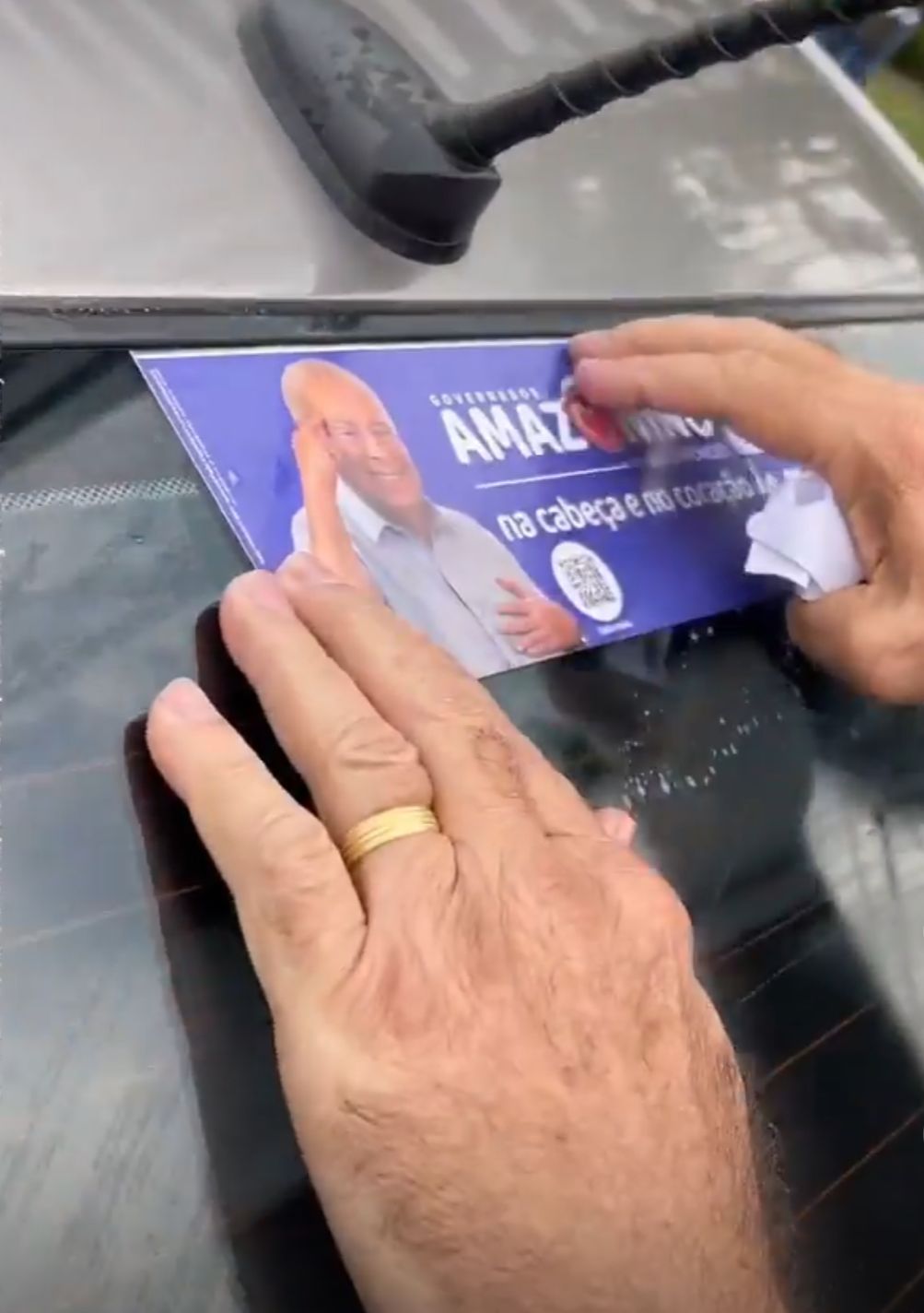 Candidato ao governo, Amazonino Mendes faz ‘adesivaço’ na Ponta Negra