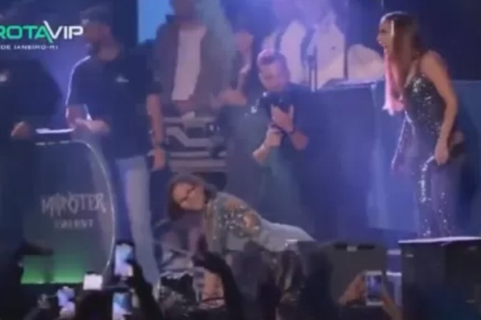 Vídeo: Senhorinha fã de Anitta rouba a cena em show da funkeira e viraliza
