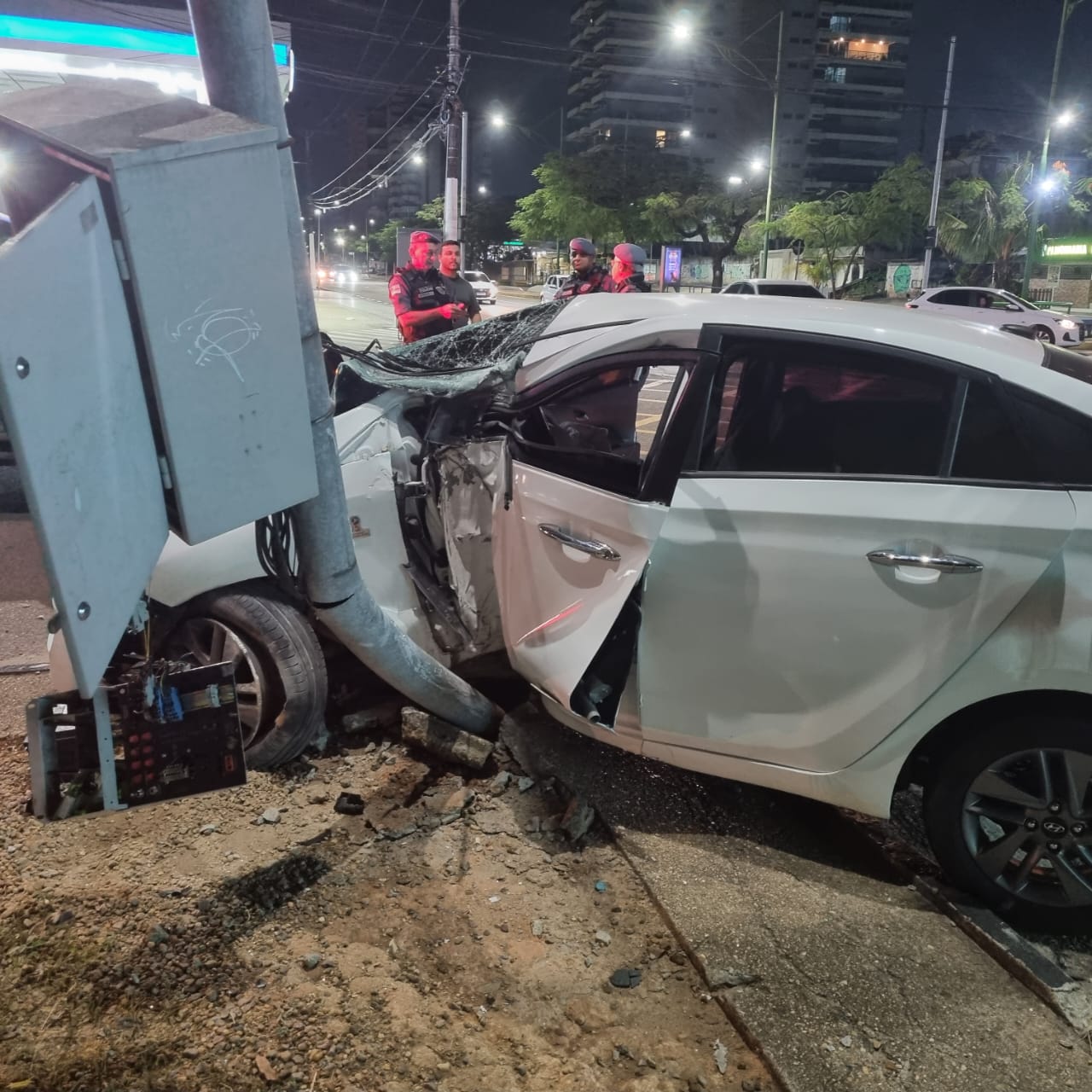 Trio troca tiros com a PM e acaba preso ao sofrer acidente em Manaus