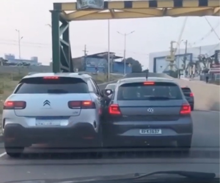 Motorista arranca retrovisor com a mão em briga de trânsito em Manaus; vídeo