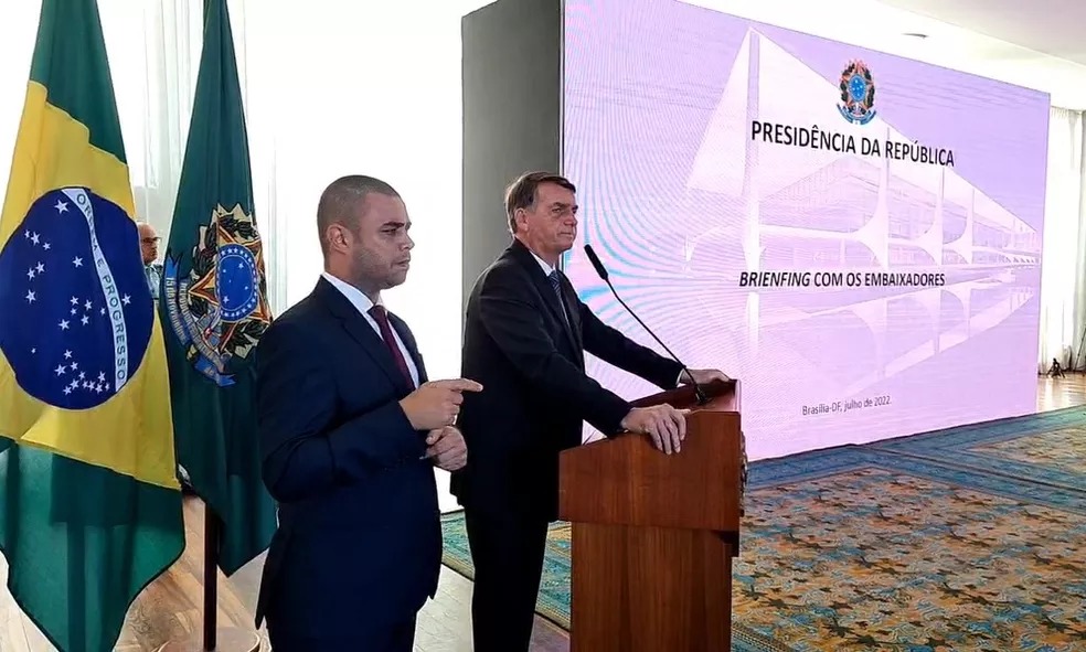 TSE manda derrubar vídeos de reunião de Bolsonaro com embaixadores
