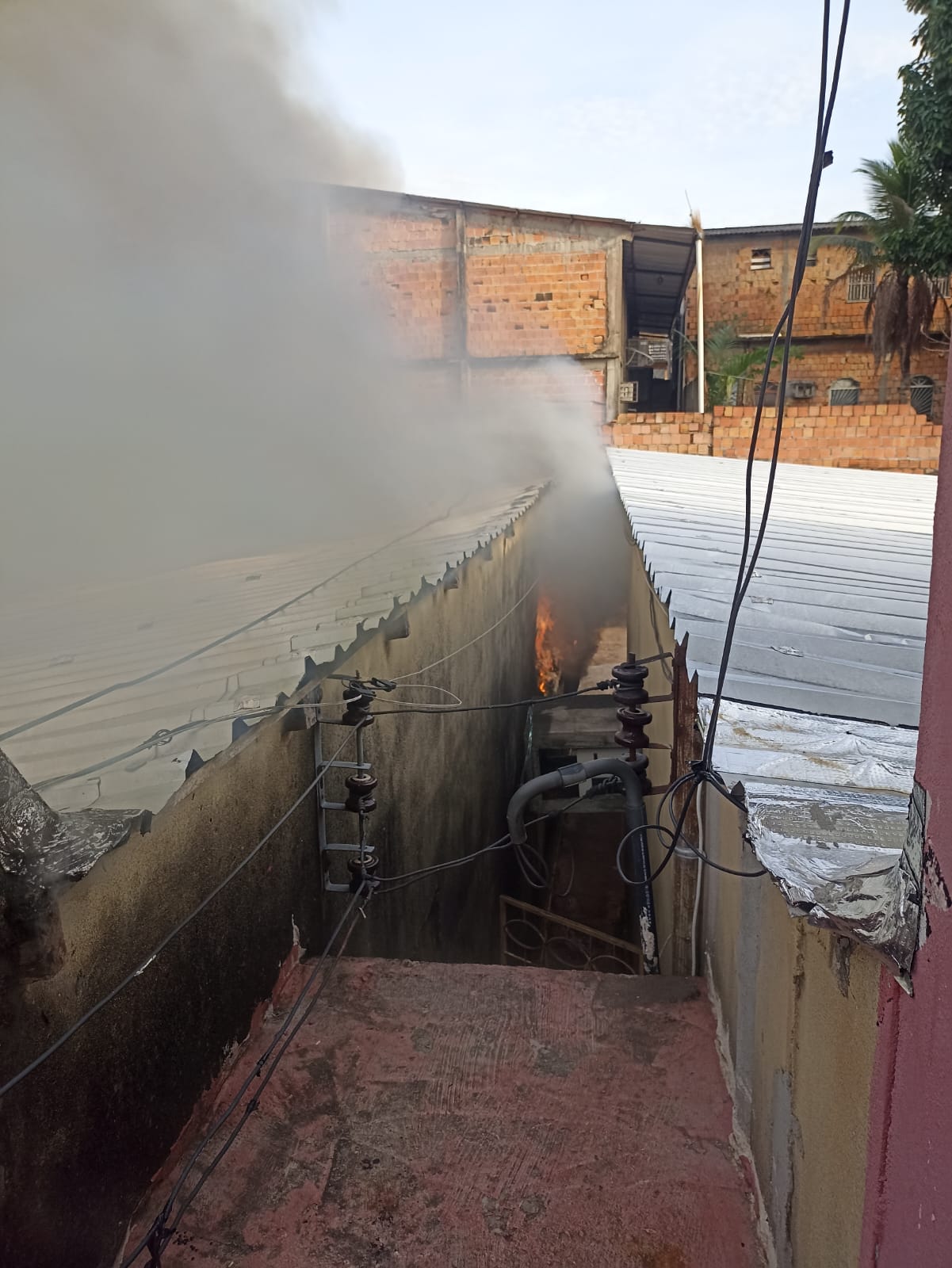 Incêndio se alastra e atinge casas neste sábado em Manaus