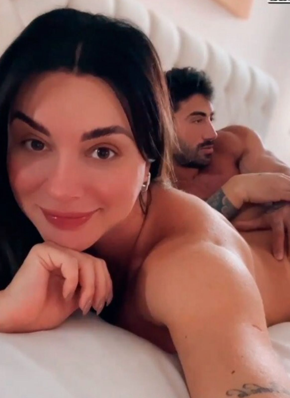 Nua, Juju Salimeni ganha apalpada do namorado na cama