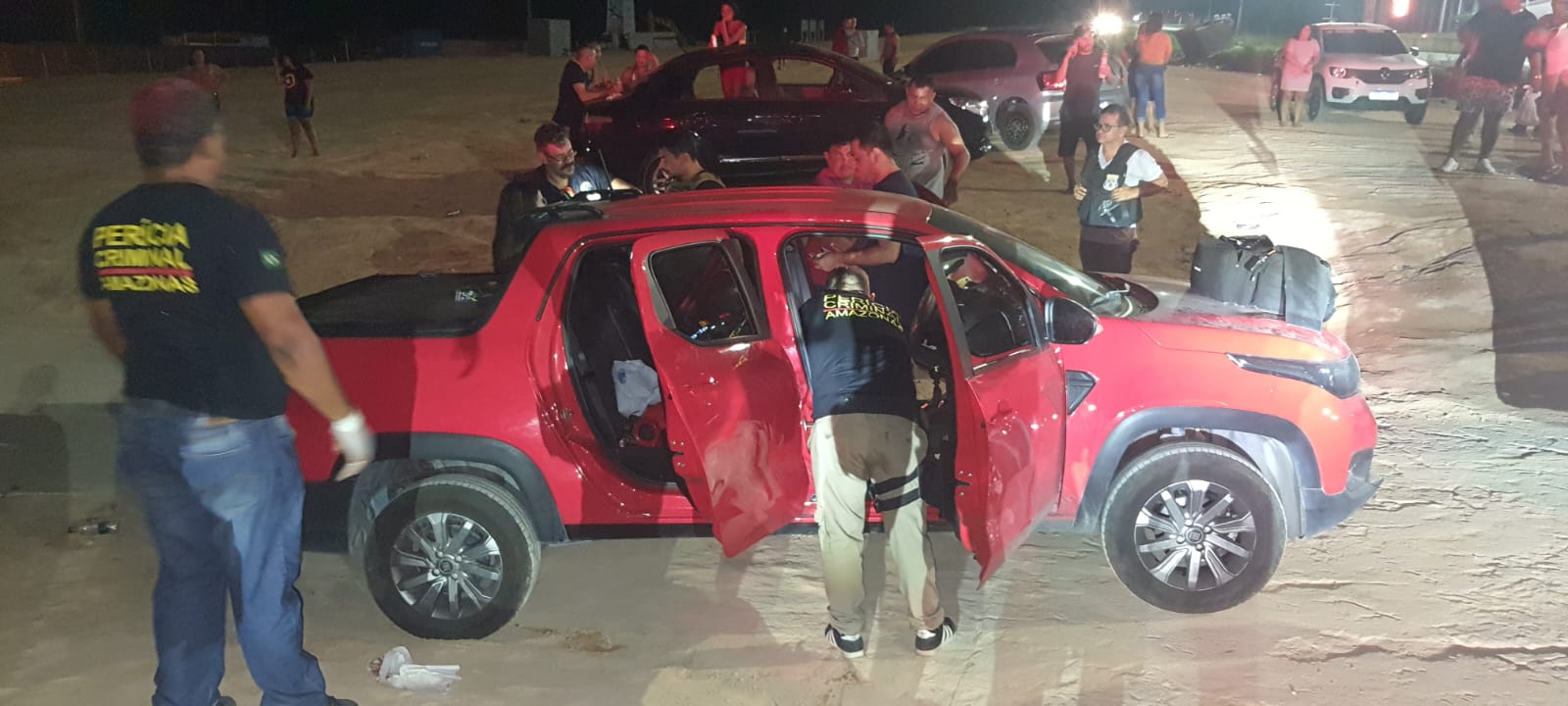 Homem morre crivado de balas dentro de carro ao sair de clube em Manaus