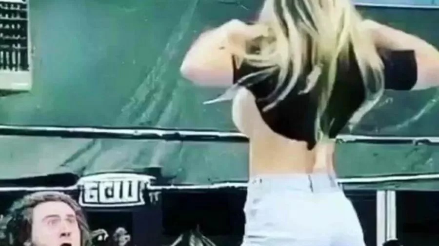 Ex-lutadora faz topless para distrair rival do marido durante luta