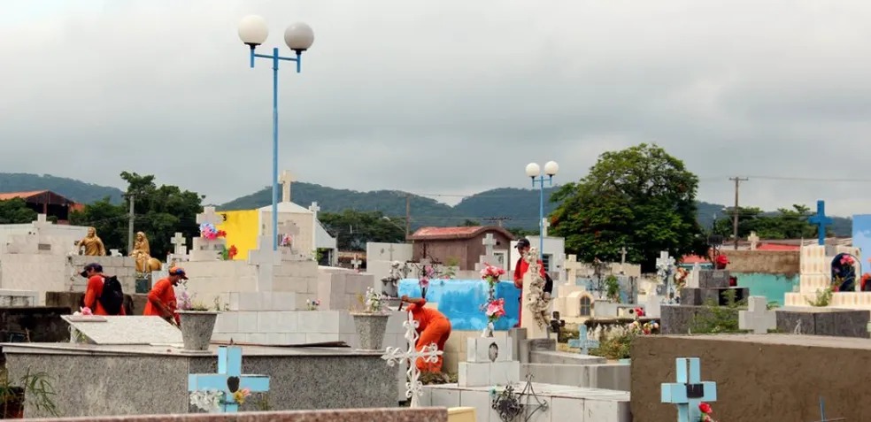 Mulher tenta desenterrar cadáver de ex-namorado após invadir cemitério