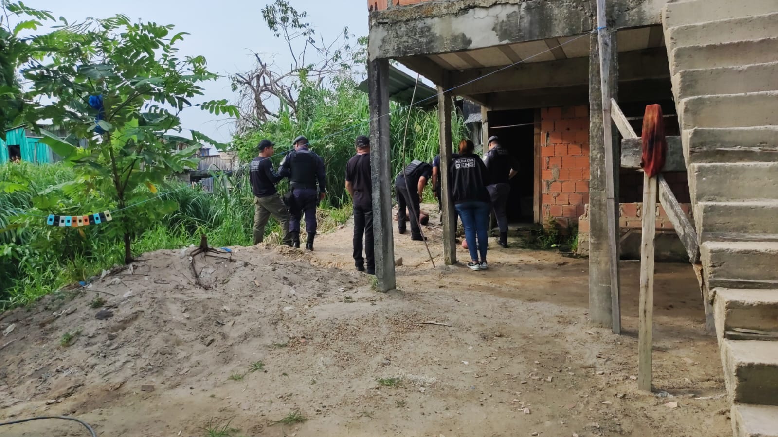 Moradores ouvem tiros e encontram homem morto nos fundos de casa em Manaus
